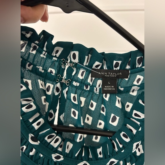 Ann Taylor Factory Top - Picture 2 of 4